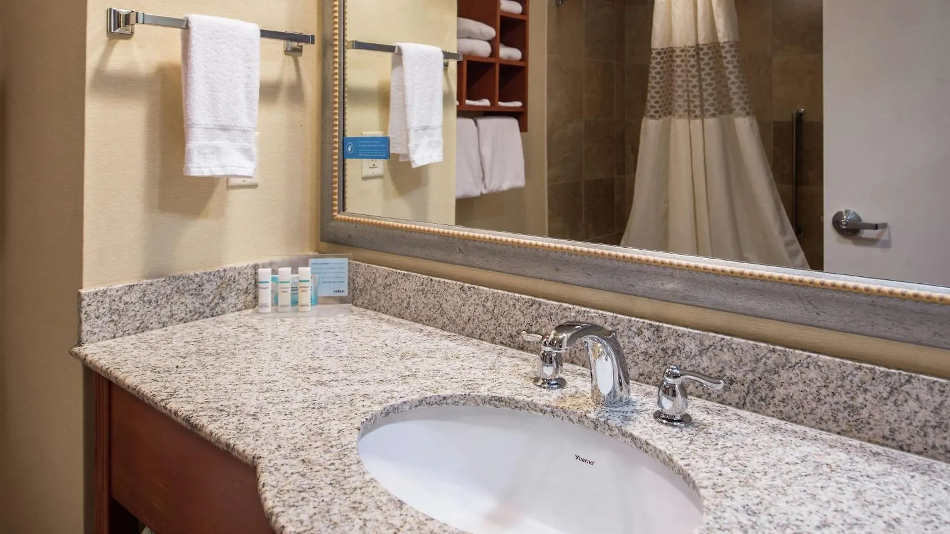 Hampton Inn & Suites Charlotte Arrowood Rd