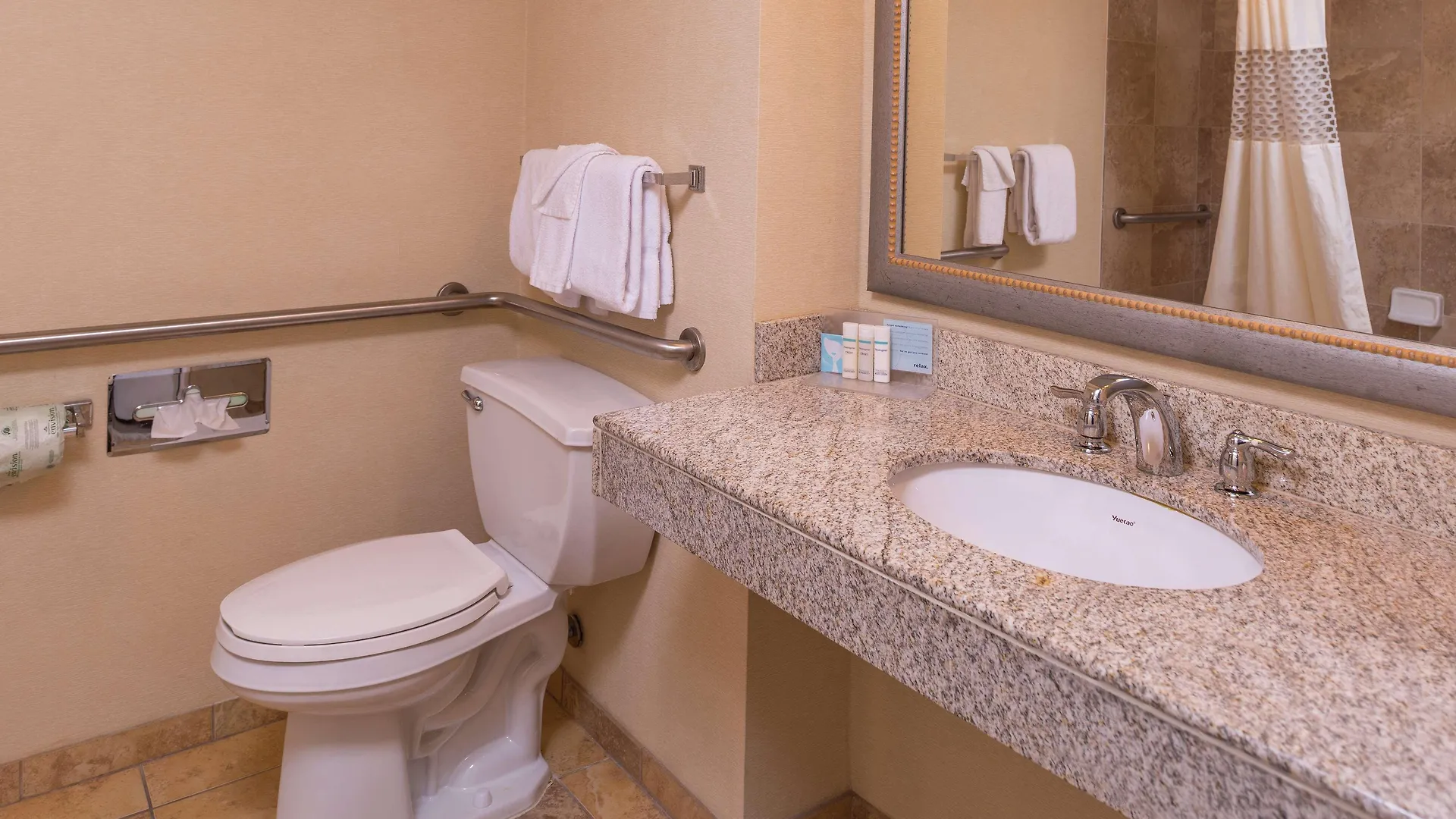 *** Hotel Hampton Inn & Suites Charlotte Arrowood Rd USA