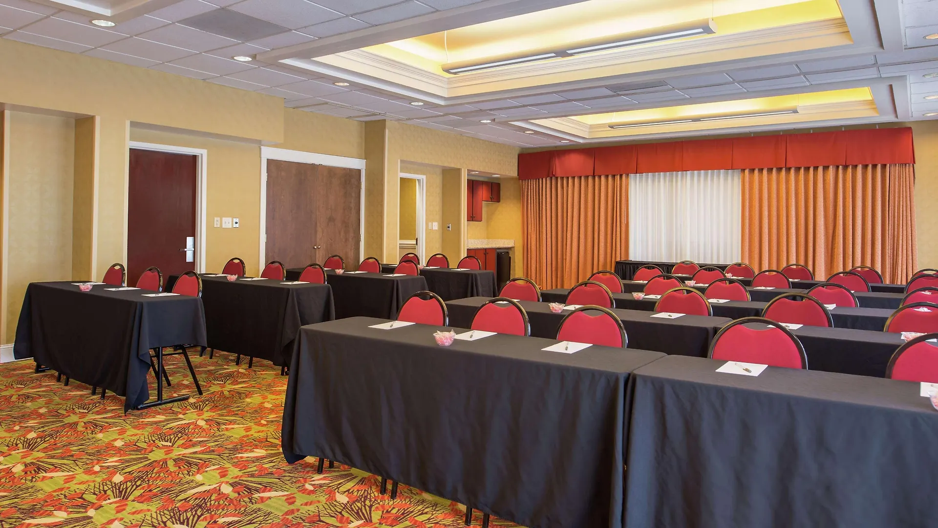 Hampton Inn & Suites Charlotte Arrowood Rd Hotel